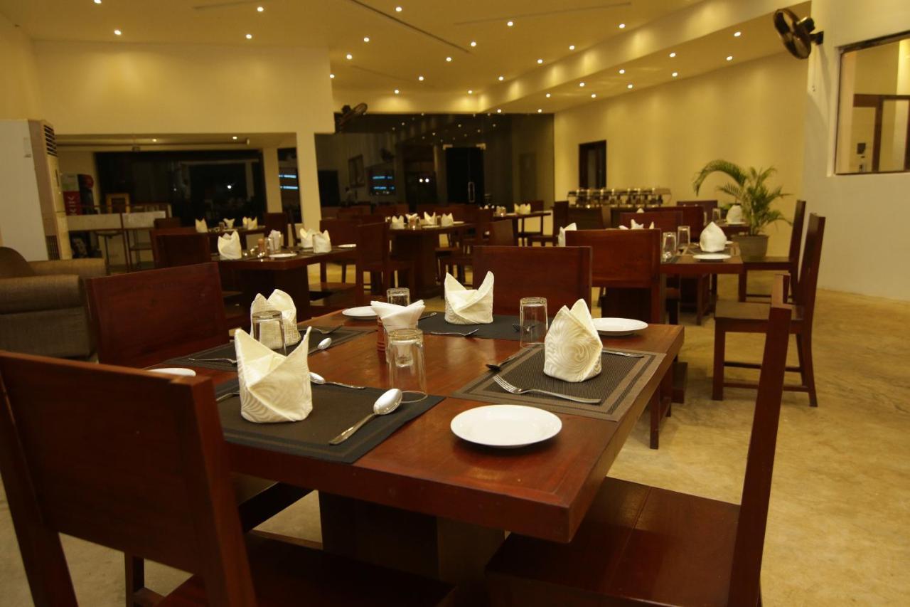 Jade Green Hotel Hambantota Exteriör bild
