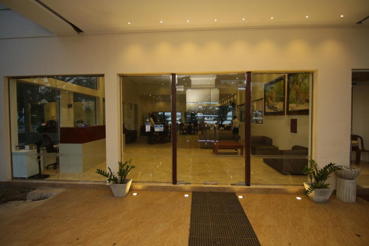Jade Green Hotel Hambantota Exteriör bild