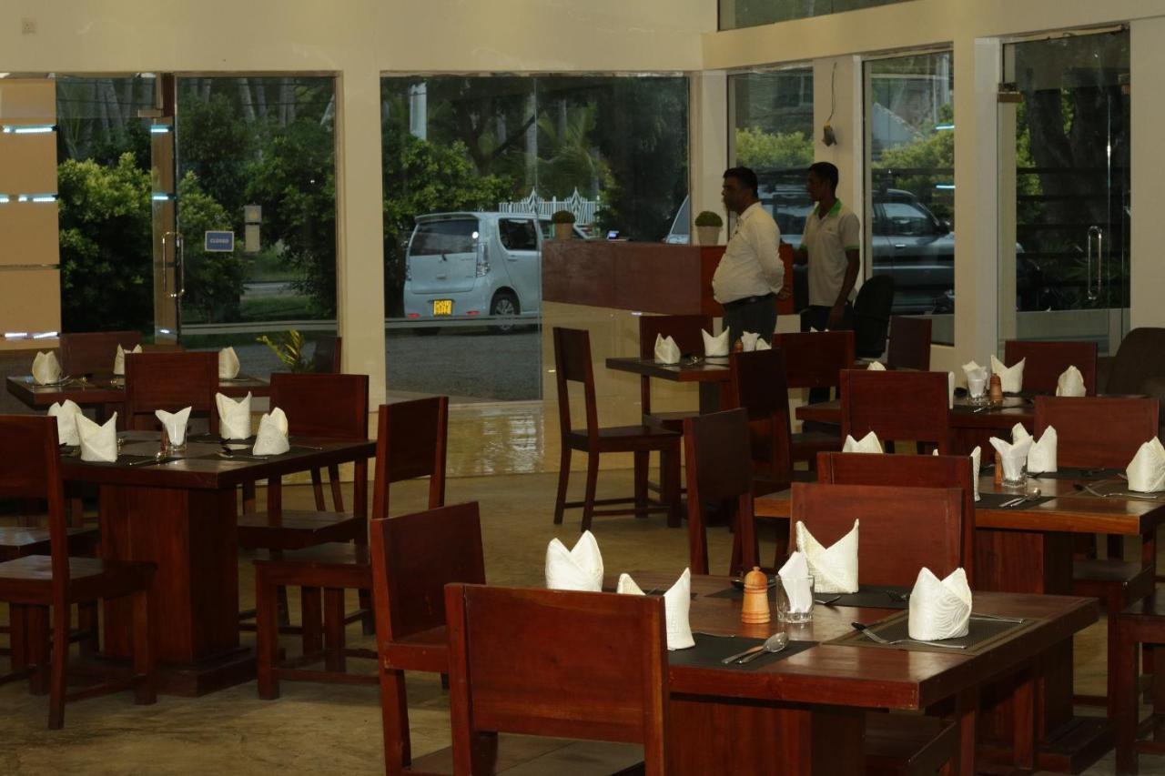 Jade Green Hotel Hambantota Exteriör bild