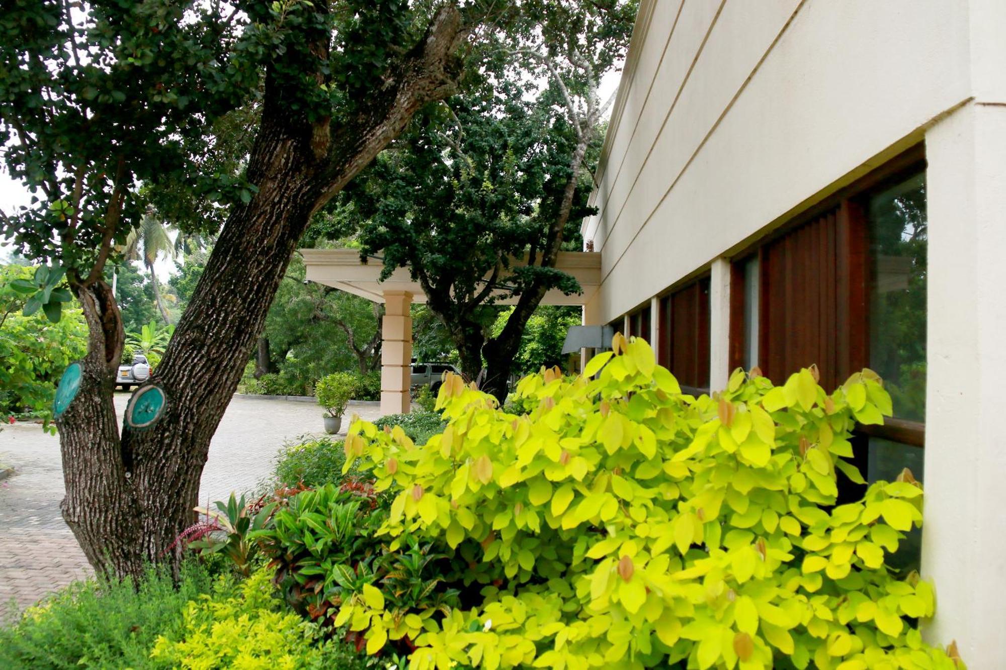 Jade Green Hotel Hambantota Exteriör bild