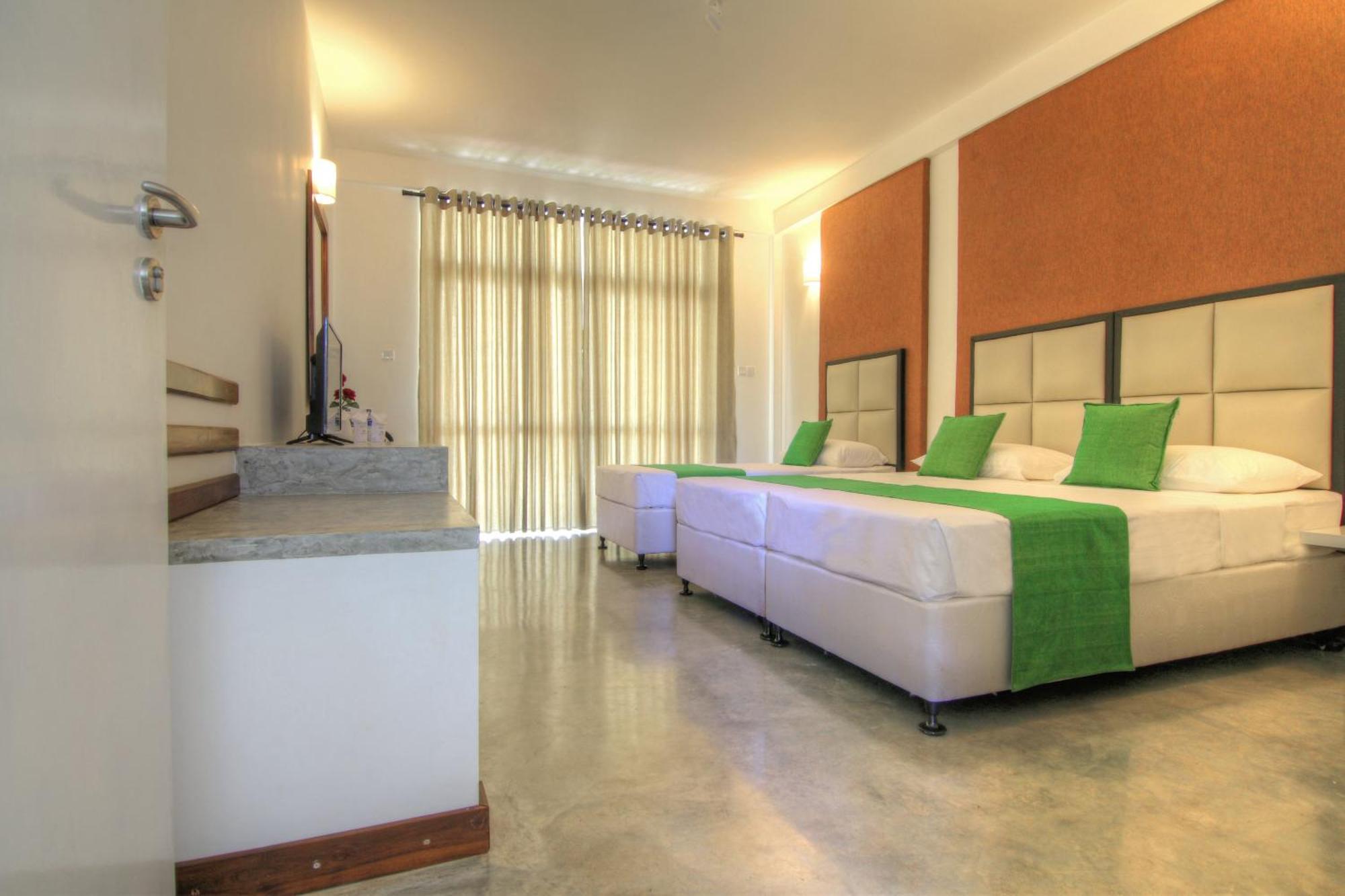 Jade Green Hotel Hambantota Exteriör bild