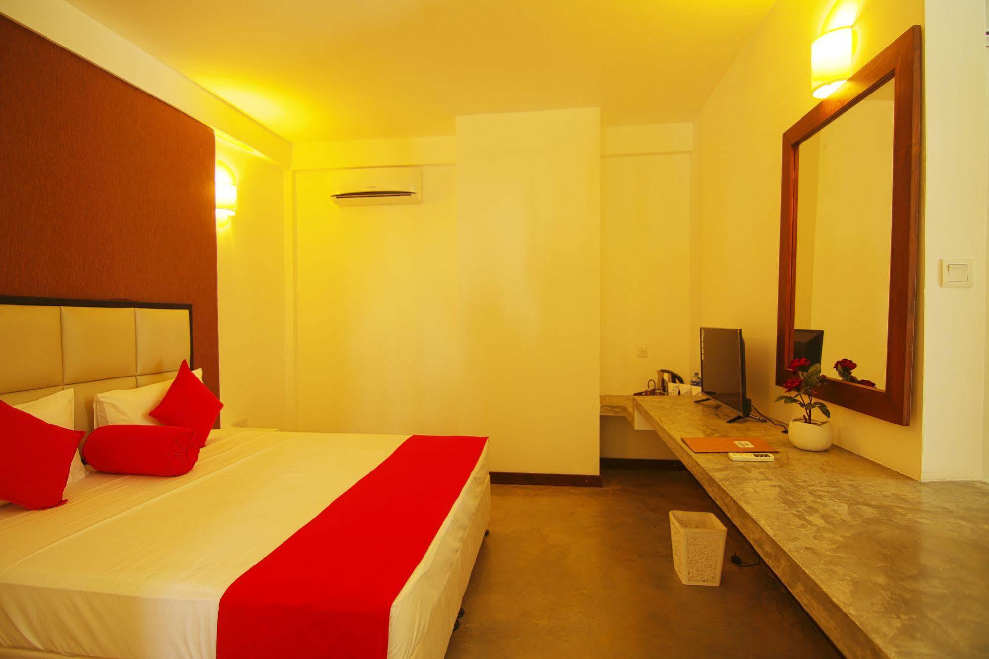 Jade Green Hotel Hambantota Exteriör bild