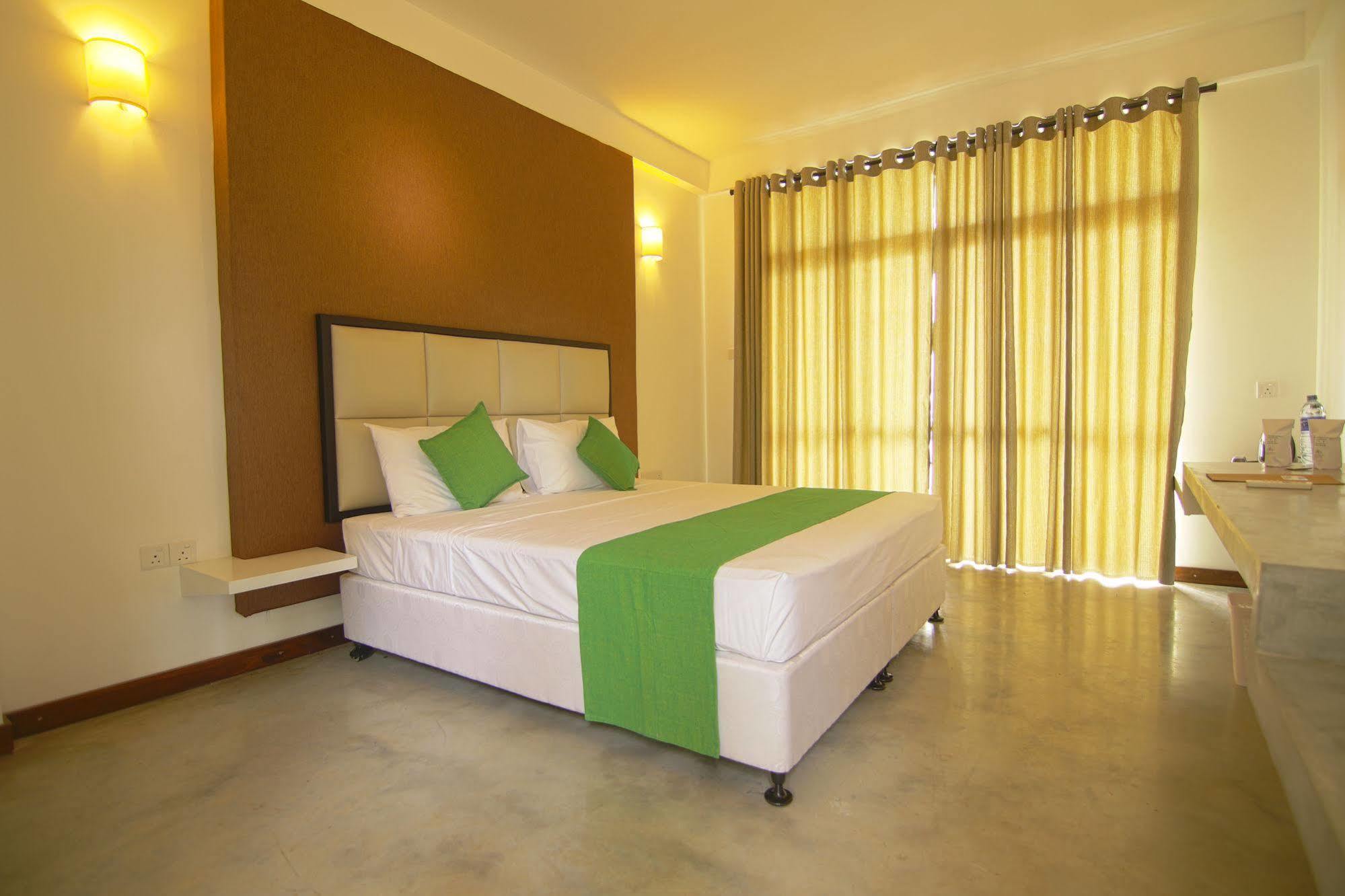 Jade Green Hotel Hambantota Exteriör bild