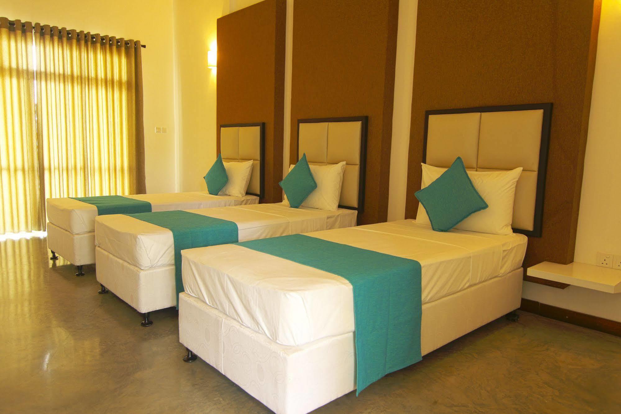 Jade Green Hotel Hambantota Exteriör bild