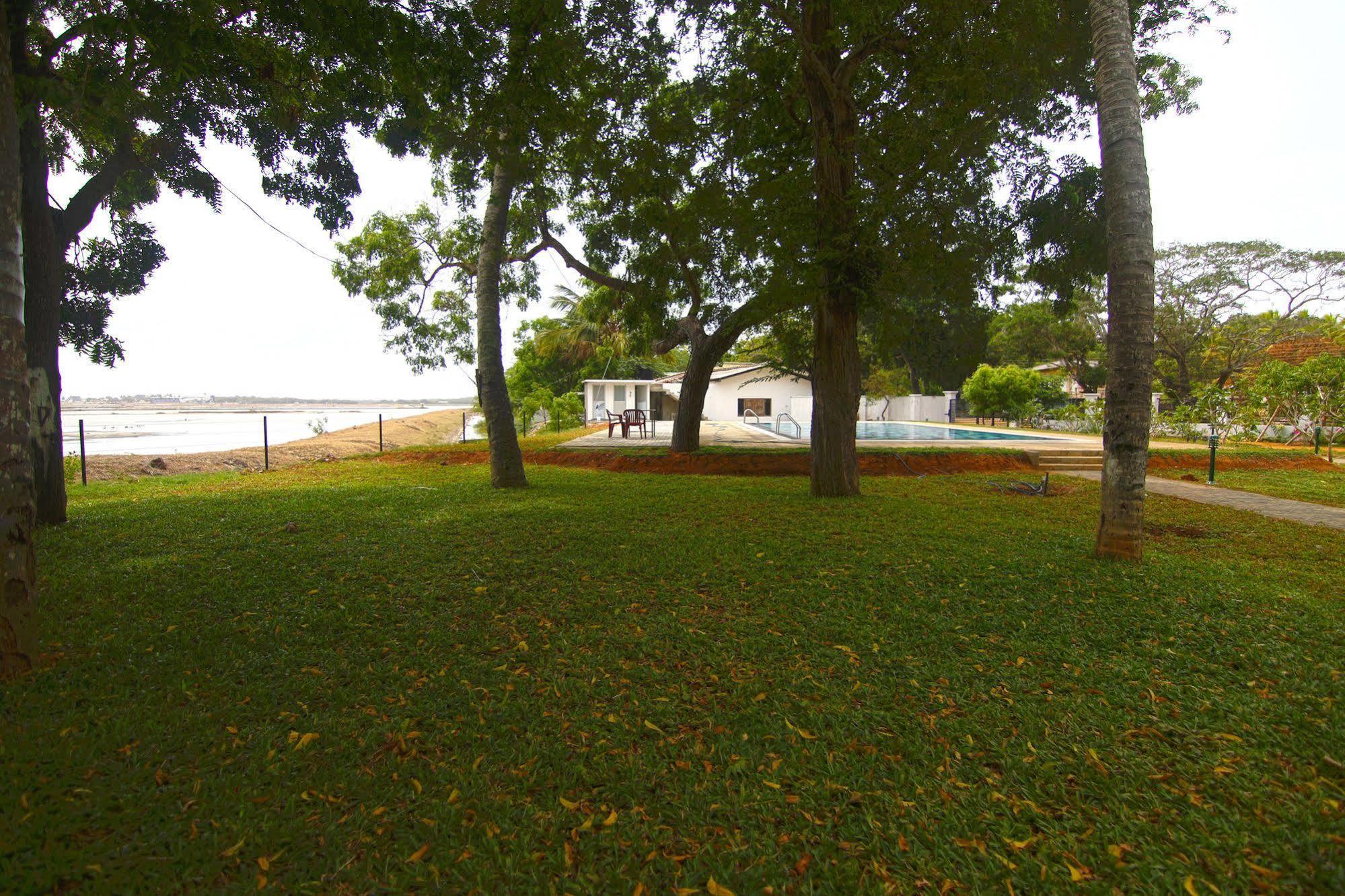Jade Green Hotel Hambantota Exteriör bild