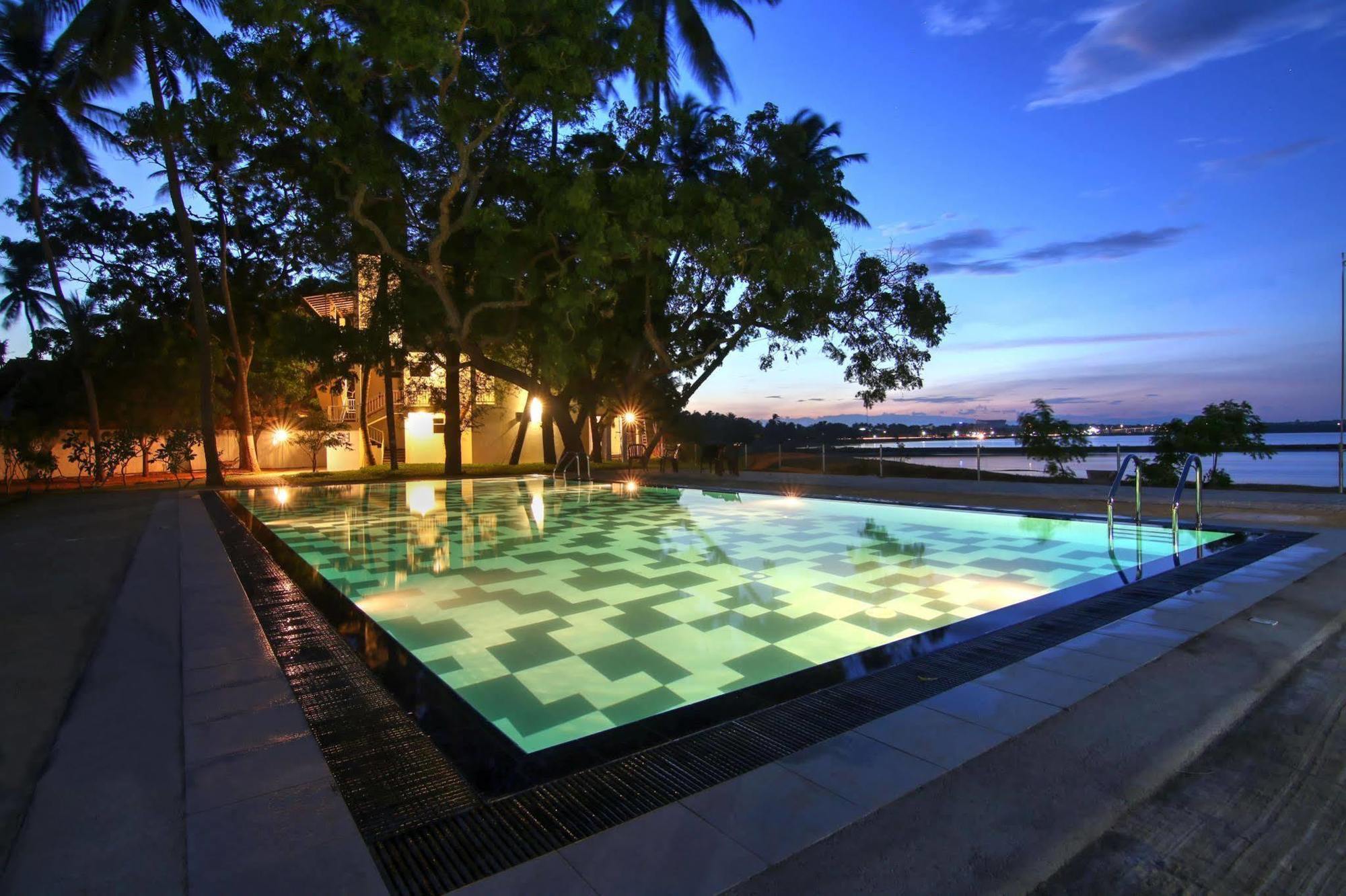 Jade Green Hotel Hambantota Exteriör bild